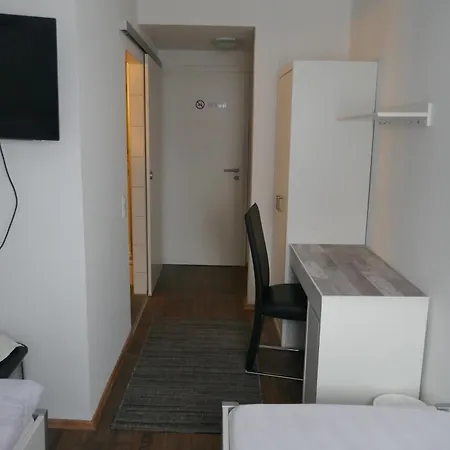 Pensión Gaestehaus Kreuz 3*
